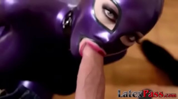 Latex Lust Una Chica Sexy Con Una Bota De Liderazgo Brillante